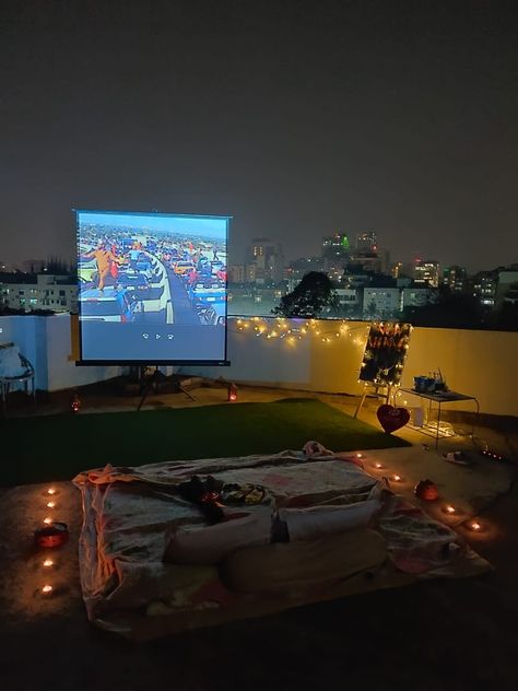 Terrace Movie Night, Rooftop Birthday Party Decorations Night, Rooftop Movie Theater, Roof Top Party Decoration, Rooftop Date Night Romantic, Rooftop Movie Night, Rooftop Picnic Aesthetic, Terrace Date Night Ideas, Terrace Party Decoration Rooftops