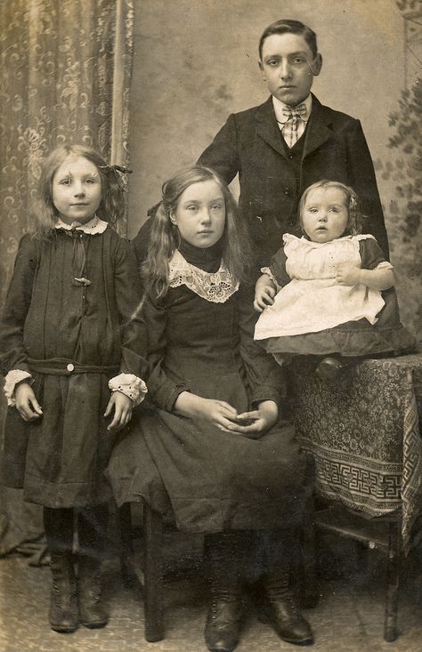 Children Studio Photograph c. 1911 Children Fashion, Children Images, Historical Pictures, Vintage Portraits, Studio Shoot, Children And Family, Vintage Pictures, The Good Old Days, Vintage Photographs