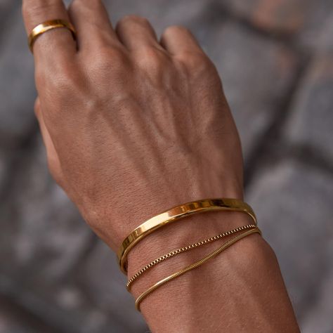 Fitspo • Instagram Men’s Accessories, Men’s Jewellery, Men’s Bracelet, Men Rings Gold, Men Gold Bracelet, Mens Jewelry Gold, Gold Bracelets For Men, Black Gold Bracelet, Guy Jewelry