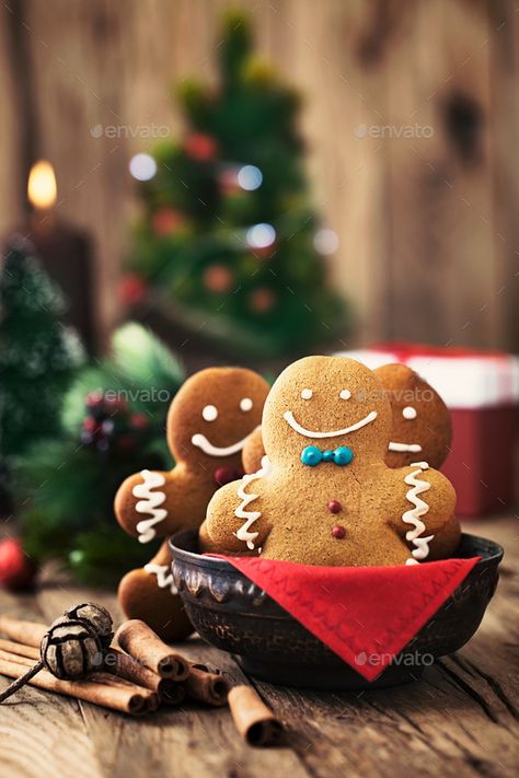 Gingerbread man by mythja. Christmas food. Gingerbread man cookies in Christmas setting. Xmas dessert#mythja, #Christmas, #Gingerbread, #man Christmas Sugar Cookies Decorated, Logo Retro, Christmas Collage, Gingerbread Man Cookies, Gingerbread Girl, Christmas Sugar Cookies, Christmas Mood, Christmas Gingerbread, Sugar Cookies Decorated