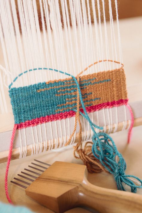 Simple Tapestry Weaving, Easy Weaving Patterns, Lap Loom Weaving Projects, Frame Loom Weaving Patterns, Tapestry Weaving Patterns, Loom Weaving For Beginners, Loom Weaving Patterns, Tapestry Loom Weaving, Weaving Patterns Design