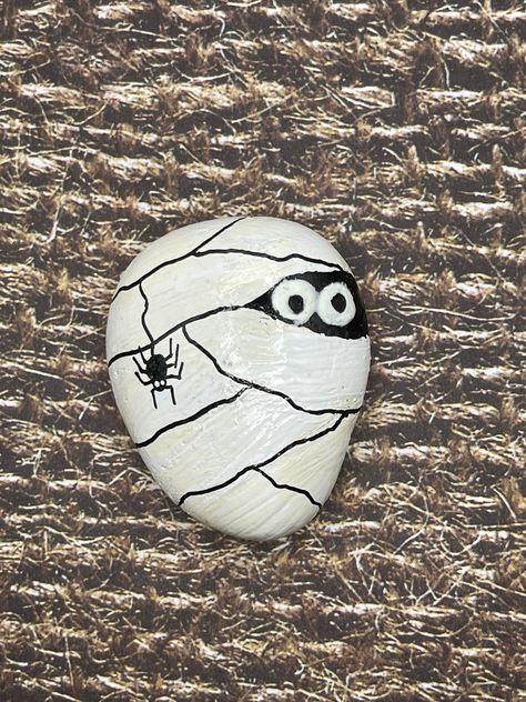 Glow in the Dark Eyes Mummy, Hand Painted Rock Measures approximately:  Height 2.25" Length 1.75" Depth .5" ✽ My painted rocks are natural creek rocks collected locally in middle Tennessee and hand painted by me.  ✽ Your stones are handpicked and hand painted by me with love! Each is a one-of-a-kind piece of art! I hope they bring much joy, happiness, and a smile to you.   ✽ These are natural creek rocks so each stone is unique and no two rocks are identical.  The size, shape, and texture may va Skeleton Painting Easy, Halloween Rocks Painted Ideas, Ghost Rocks Painted, Rock Painting Halloween, Halloween Rock Painting Ideas, Halloween Rock Painting, Mummy Hand, Halloween Painted Rocks, Gecko Wall Art