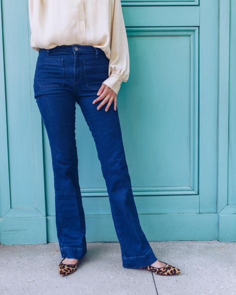 Flares and flats. Animal print flats. How To Wear Flare Jeans - YourStyleVault.com Flats With Flare Jeans, Flare Jeans With Flats, Black Bootcut Jeans Outfit, Pointed Flats Outfit, Shoes To Wear With Bootcut Jeans, Shoes With Flare Jeans, Clean Wardrobe, Jeans With Flats, Nothing New Under The Sun