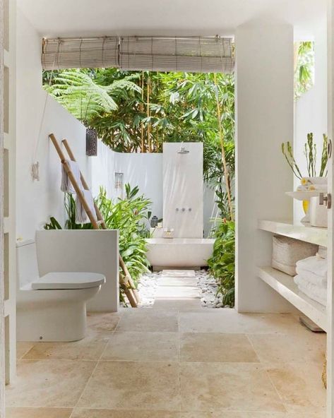 Wc Decor, Resort Bathroom, Tropical Homes, Tropical Backyard Landscaping, Green Cabin, Indoor Outdoor Bathroom, Surf Lodge, Outdoor Bathtub, Bali House