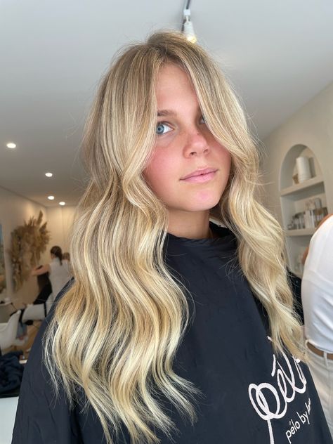 Dreamy vanilla swirl 🍦  Half-head foils, basin balayage, root-shadow, cut and style by @tori_pelobylago Blond Balayage Hair On Blond Hair, Sunny Blonde Hair Highlights, Half Head Foils Blonde Highlights, Half Head Of Foils Blonde, Bright Honey Blonde Balayage, Shadow Root Golden Blonde, Half Head Balayage Blonde, Half Head Of Blonde Highlights, Blonde Half Head Foils