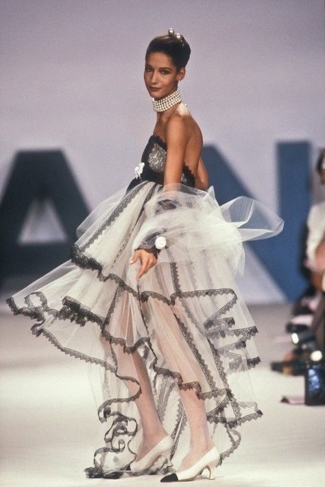 1990 Runway, Chanel Spring Summer, 90s Runway Fashion, Runway Fashion Couture, Runway Outfits, Fashion Chanel, Archive Fashion, Chanel Haute Couture, Claudia Schiffer