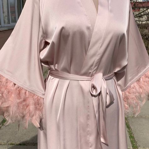 Ostrich robe Robes Satin, Ostrich Feather Trim, Bridal Party Robes, Feather Trim, Bridesmaid Robes, Ostrich Feathers, White Bridal, Bridesmaids Gifts, Wedding Hair Accessories