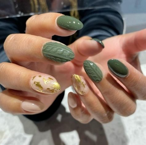 Fall Sweater Nails 2023, November Sweater Nails, Sweater Nail Designs Fall, Nails Efecto Sueter, Nail Designs Sweater, Green Sweater Nails, Sweater Pattern Nails, Short Acrylic Nails Winter, Sweater Nails Fall