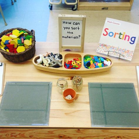 A sorting provocation. The first discussion asked children what they thought sorting was. As a lead up question children were asked what things we sort in our classroom. Here are some responses which supported their understanding and linkage to real life applications: sorting materials at construction, sorting in the Tenzies game, sorting the Russian Dolls, sorting our kind of writing (e.g. lists, books, cards, etc.), sorting markers, paint brushes, and books. Investigation Table, Investigation Station, Play Invitations, Walker Learning, Eyfs Maths, Eyfs Ideas, Math Sort, Inquiry Learning, Continuous Provision