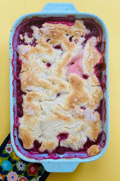 Rasberry Cobbler, Raspberry Cobbler Recipe, Strawberry Cobbler Recipe, Cobbler With Bisquick, Strawberry Cobbler Recipes, Raspberry Cobbler, Easy Blueberry Cobbler, Cobbler Recipes Easy, Cobbler Easy