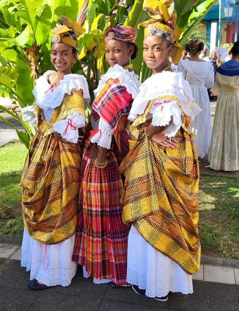 Journée Madras ( Martinique 🇲🇶) Madras Dress Fashion, Traditional Caribbean Clothing, Ae Core, Creole Fashion, Caribbean People, Madras Dress, Caribbean Vibes, Caribbean Outfits, French West Indies