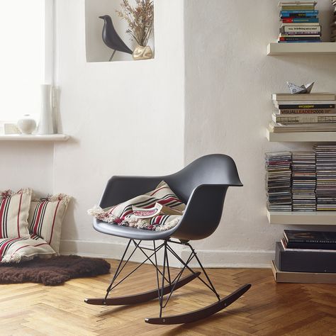 Eames Design, Eames Rocking Chair, Charles Ray Eames, Salon Styling Chairs, Rocking Armchair, Chair Pictures, Vitra Design, Charles Ray, Eames Chairs