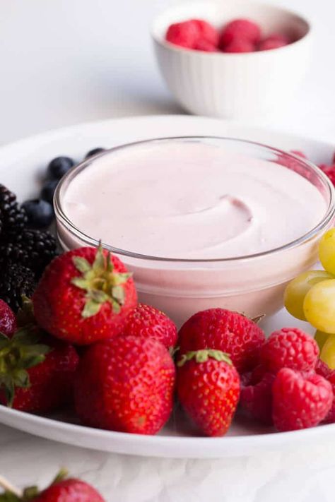 Healthy Fruit Dips | Great gluten free recipes for every occasion. Greek Yogurt Fruit Dip, Strawberry Fruit Dips, Thanksgiving Recipes Appetizers, Bread Recipe Healthy, Healthy Fruit Dip, Yogurt Fruit Dip, Healthy Cream Cheese, Fruit Dips, Sandwich Bread Recipe