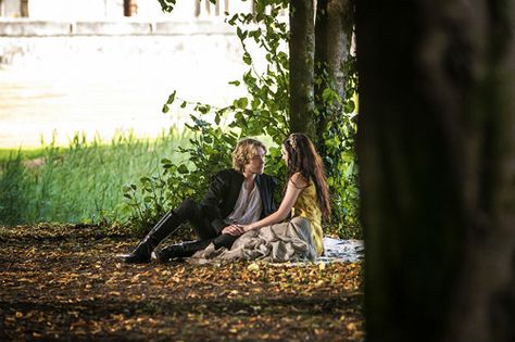 Francis and Mary Mary And Francis, Reign Aesthetic, Reign Serie, Reign Cast, Reign Mary And Francis, Romantic Kiss Gif, Anastasia Musical, Reign Tv Show, Reign Mary