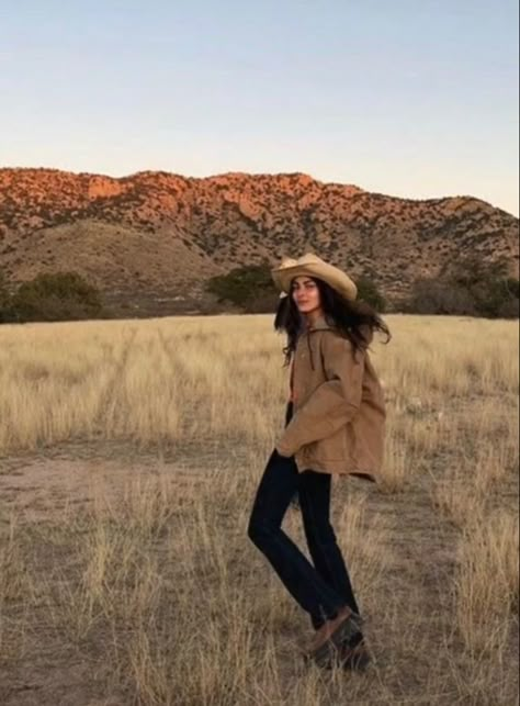 Modern Cowgirl Outfits Western Chic, Modern Cowgirl Aesthetic, Country Outfits Fall, Modern Cowgirl Outfits, Cowgirl Era, Montana Style, Modern Cowgirl, Cowboy Aesthetic, Southern Outfits