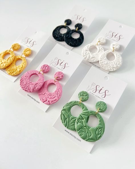 Meet the Poppy from Bloomin’ Collection 🌷 . One of our first pieces, they have a special spot in our hearts 💕 Flowers Polymer Clay, Clay Studs, Basic Jeans, Clay Works, Polymer Clay Flower Jewelry, Casual Earrings, Polymer Earrings, Green Clay, Trendy Style