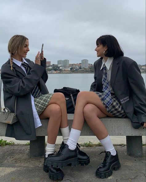 Gossip Girl School Uniform, Pretty School Uniforms, Uniform Outfits Aesthetic, Private School Uniforms, Boarding School Aesthetic, Estilo Madison Beer, Romanticising School, Motivation Study, Romanticizing School