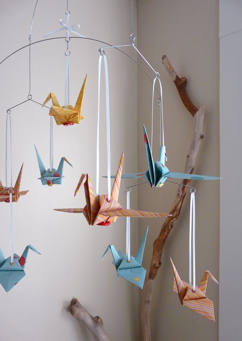 Origami birdies, so fun and cute. a great DIY project for your special day. #Labola.co.za follow us at labola decor hire and flowers. Modern Nursery Mobile, Creative Baby Gifts, Paper Crane Mobile, Creative Baby Shower Gifts, Origami Decor, Crane Mobile, Origami Mobile, Origami Cranes, Creative Baby Shower