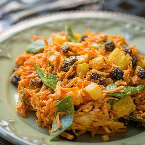 This delicious curry carrot salad is a great dish year round. Bursting with flavor, you will love the combination of pineapple, curry and carrots. Glow Foods, Curry Dressing, Carrot Salad Recipes, Cooking Vegan, Yellow Curry, Raw Carrots, Raw Foods, Fresh Pineapple, Vegan Curry