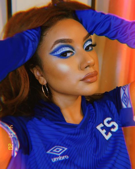 C Y N T H I A   D I A Z on Instagram: “I’m a proud Latina to represent El Salvador and Honduras 🇸🇻🇭🇳 Look inspired by both flags 💙 Daughter of two immigrant parents who came to…” El Salvador Makeup Look, Anniversary Nails, Competition Makeup, Honduras Flag, Celebrity Books, Pink Eye Makeup, Makeup 101, Colorful Makeup, Eyeshadow Looks