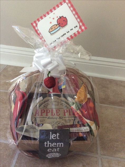 Apple Butter Gift Basket Ideas, Pie Plate Gift Basket, Apple Pie Gift Basket, Holiday Baking Basket, Apple Themed Gift Basket, Pie Gift Basket, Apple Basket Lid Decor, Cake Gift Basket, Pie Gifts