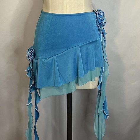 Mermaid Inspired Skirt, Blue Asymmetrical Skirt, Assymetrical Skirt Outfits, Mermaid Outfit, Fashion Sewing Tutorials, Normal Clothes, Crochet Skirt, Fashion Hacks Clothes, Asymmetrical Skirt