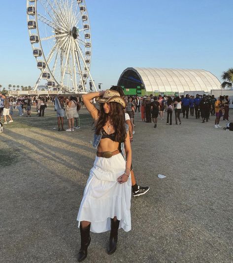 Bonaroo Outfit, Calgary Stampede Outfits, Reggae Concert Outfit, Summer Bar Outfits, Stampede Outfit, Glastonbury Fashion, Stagecoach Outfit, Cochella Outfits, Coachella Fits