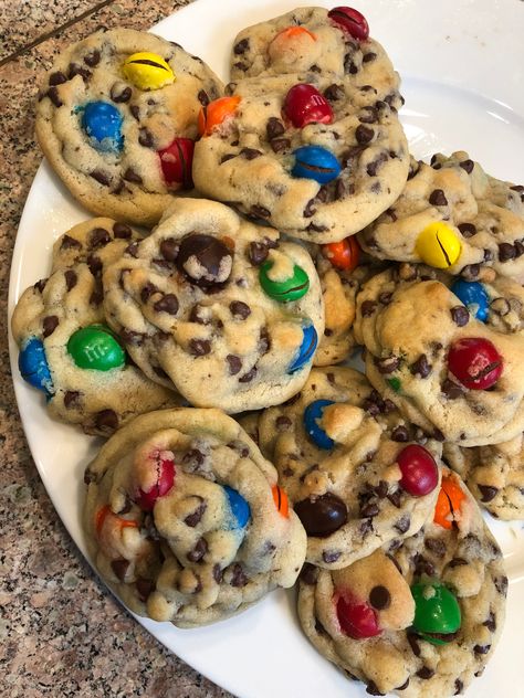 Mini Chip Cookies, Cookie Selling Ideas, Peanut M&m Cookies, Sweet Foods Aesthetic, Yummy Looking Food, Munchies Aesthetic, Dessert For Picnic, Unique Baking Ideas, Game Night Snacks For Adults