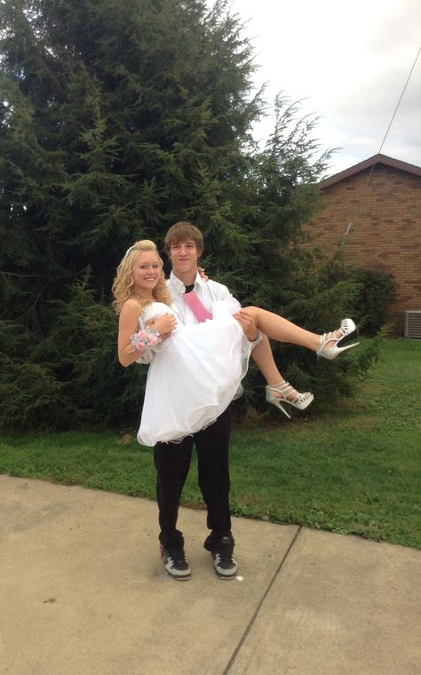 #homecoming #picture #love Homecoming Dance Pictures, Cute Homecoming Pictures, Couples Homecoming Pictures, Homecoming Couple, Hoco Pics, Prom Dress Pictures, Prom Dance, Prom Goals, Prom Picture Poses