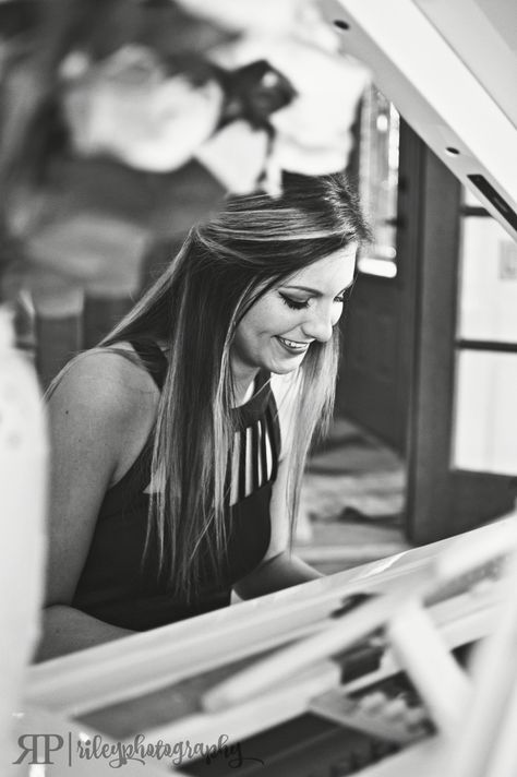 Piano Teacher Photoshoot, Portrait With Piano, Posing With Piano, Senior Photos With Piano, Senior Picture Ideas Piano, Senior Pictures With Piano, Music Senior Pictures, Piano Senior Pictures, Piano Portraits