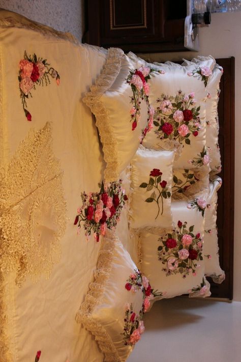 Handmade Bed Sheets, Bed Sheet Painting Design, Embroidery Bedding, Sulaman Pita, Silk Ribbon Embroidery Patterns, Bed Cover Design, Designer Bed Sheets, Ribbon Embroidery Kit, Bridal Gift Wrapping Ideas