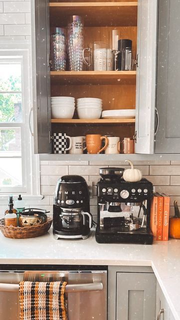 Cozy Fall Apartment Decor, Fall Home Aesthetic, Pumpkin Kitchen, Autumn Kitchen, Halloween Kitchen Decor, Rustic Throw Pillows, Fall House, Classy Halloween Decor, Halloween Front Porch Decor