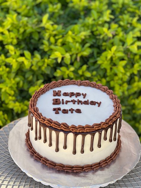 White and brown drip cake Brown And White Cake Design, Drip Cake Designs, Buttercream Drip Cake, Buttercream Drip, Bolo Drip Cake, Birthday Drip Cake, Congratulations Cake, 22nd Birthday Cakes, Drip Edge