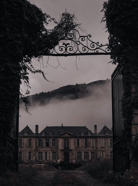 Dark Academia Building, 19th Century Aesthetic, Darkest Academia, England Aesthetic, Dark Windows, Dark Green Aesthetic, Dark Paradise, Gothic Aesthetic, Dark Academia Aesthetic