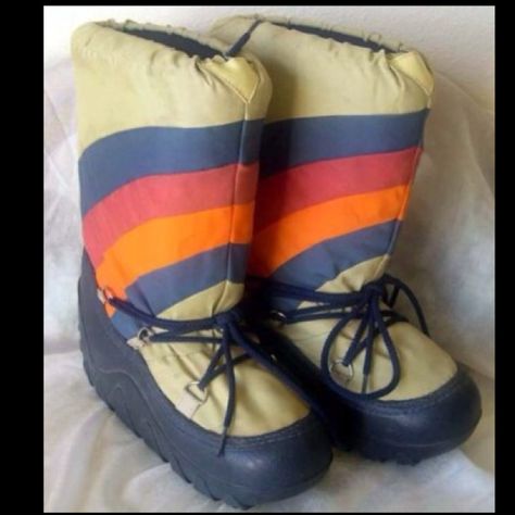 Moon Boots! / These were the warmest sledding boots I ever had as a kid. Retro Fashion 80s, Childhood Memories 70s, Fashion 80s, Snow Gear, Moon Boot, Mode Boho, Ski Fashion, Fashion Tag, Elizabeth I