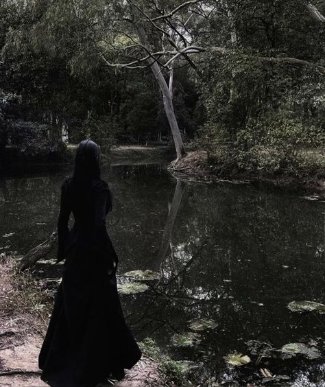 Gothic Swamp Aesthetic, Victorian Era Casual Wear, Goth Fantasy Aesthetic, Northern Gothic Aesthetic, Goth Nature Aesthetic, Gothic Spring Aesthetic, Ishacore Aesthetic, Southern Gothic Aesthetic Outfits, Woodland Goth Aesthetic