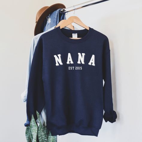 #customshirt #customsweatshirt #giftforgrandma #giftforgrandmother #collegesweatshirt #momsweatshirt #grandmagift Mamaw Gifts, Gigi Gift, Leopard Print Sweatshirt, Grandma Sweatshirt, Grandma Fashion, Letter Sweatshirt, Classic Fonts, Nana Gifts, Personalized Grandma