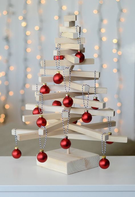 Easy DIY wooden tabletop tree: some wood dowels and a @Dremel are all you need! Christmas Tree With Red Ornaments, Tree With Red Ornaments, Decoracion Navidad Diy, Alternative Christmas, Creative Christmas Trees, Alternative Christmas Tree, Wooden Christmas Tree, Fabulous Christmas, Tabletop Christmas Tree