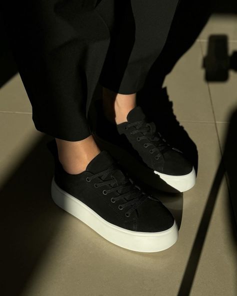 Fall Sneakers 2024 Women’s 26 Ideas: Trends, Styles, and Outfits Fall Sneakers 2024 Women, Platform Sneakers Outfit Winter, Sneakers 2024 Women Trends, Black Platform Sneakers Outfit, Black Trainers Outfit, 2024 Sneakers, Platform Sneakers Outfit, Sneakers 2024, Winter Sneakers Outfit