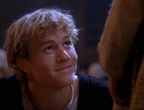 Heath Ledger Brown Hair, Heath Ledger Short Hair, Heath Ledger The Patriot, Heath Ledger Aesthetic, Young Heath Ledger, Heath Ledger Smile, Teenage Heartthrobs, Health Ledger, My Pillow