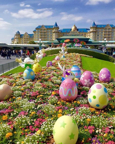 Outdoor Easter Decorations! Easter Treat Ideas, Craft For Children, Easter Centerpiece Ideas, Creative Easter Baskets, Easter Outdoor, Easter Festival, Easter Event, Easter Centerpiece, Easter Garden