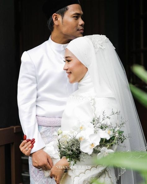 Akad Nikah Photography, Foto Lamaran, Kulot Pants, Muslim Wedding Photos, Pose Pengantin, Muslim Wedding Photography, Muslimah Wedding, Foto Wedding, Engagement Photography Poses