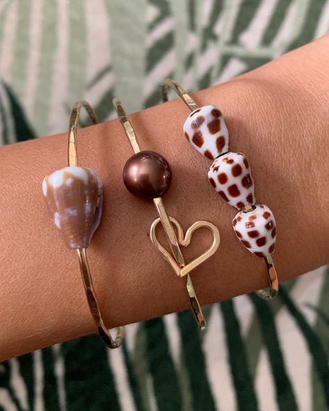 shells & bangles on Instagram: “new favorite 🤩 chocolate Tahitian pearl on 14/20 gold filled wire! goes perfect w the rat and hebrew cones for a complete chocolate set 🤎🍫” Hawaiian Bangles, Shell Bangles, Chocolate Pearls, Diy Jewelry Display, Beaded Earrings Tutorials, Hawaiian Jewelry, Pearl Bangle, Seashell Jewelry, Homemade Jewelry