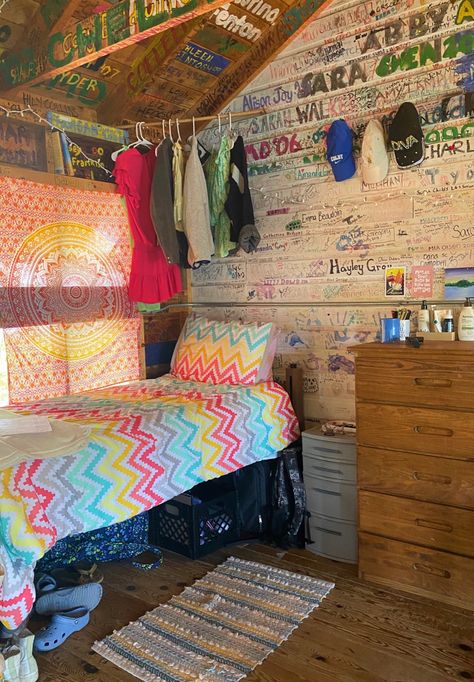 Summer Camp Sleepaway, Summer Camp Bathroom, Summer Camp Aesthetic Cabin Interior, Overnight Camp Aesthetic, Summer Camp Cabin Decor, Summer Camp Cabin Interior, American Summer Camp Aesthetic, Summer Camp Cabin Decorations, Summer Camp Room