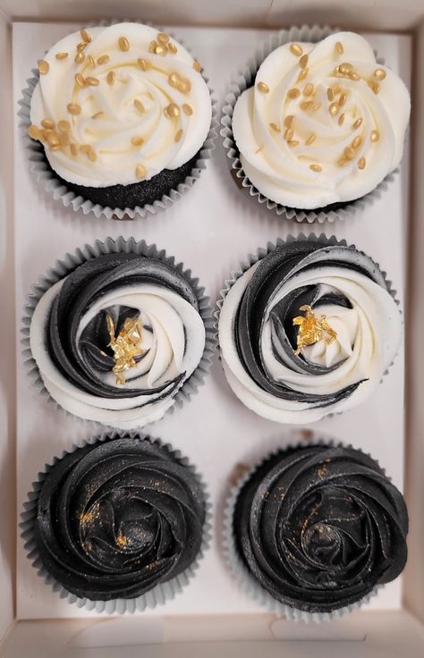 Black And White Swirl Frosting Cupcakes, Black Frosting Cupcakes, Black Cupcakes Aesthetic, Cupcakes With Black Frosting, Black Icing Cupcakes, Rip To My 20s Cupcakes, Black And White Cupcakes Wedding, Black And Gold Cupcakes For Men, Male Birthday Cupcakes