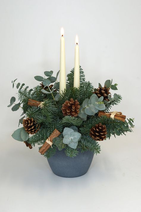 Art Floral Noel, Christmas Centerpieces Cheap, Christmas Floral Designs, Christmas Candle Centerpiece, Xmas Centerpieces, Scented Pinecones, Winter Floral Arrangements, Xmas Table Decorations, Christmas Foliage