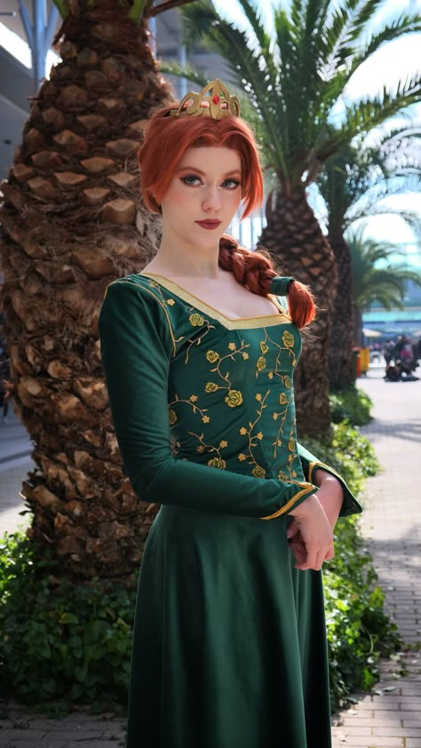 Princess Fiona Shrek Human, Princess Fiona Cosplay, Princess Fiona Costume, Fiona Makeup, Shrek And Fiona Costume, Shrek Cosplay, Fiona Cosplay, Mother Daughter Halloween Costumes, Fiona Costume