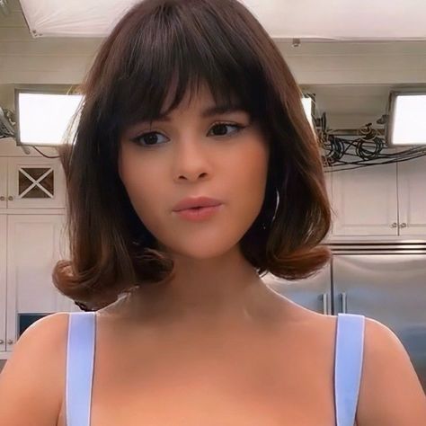 Selena Gomez Fringe, Selena Gomez 2022, Latina Short Hair, Selena Gomez Bob, Selena Gomez Haircut, Short Hair And Bangs, Selena Gomez Bangs, Kylie Jenner Short Hair, Short Hair 2022