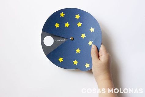 Manualidades para niños / Las fases de la luna (+ imprimible) | Cosas Molonas | Bloglovin’ Solar System Crafts, Space Theme, Preschool Kids, Teaching Science, Science For Kids, Science Projects, Diy Blog, School Projects, Moon Phases