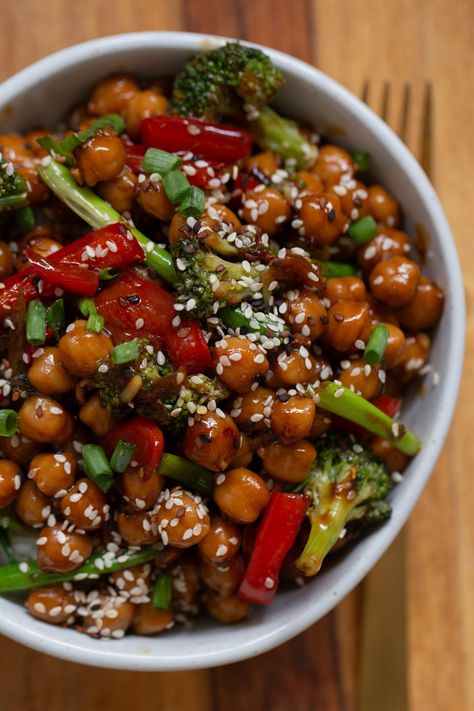 Mongolian chickpeas in the pan after cooking Lunch Ideas Whole Foods, Mongolian Chickpeas, Asian Chickpea Recipes, Sesame Chickpeas, Spicy Roasted Chickpeas, Vegan Chickpea Recipes, Chickpea Quinoa, Chickpea Burgers, Chickpeas Recipe